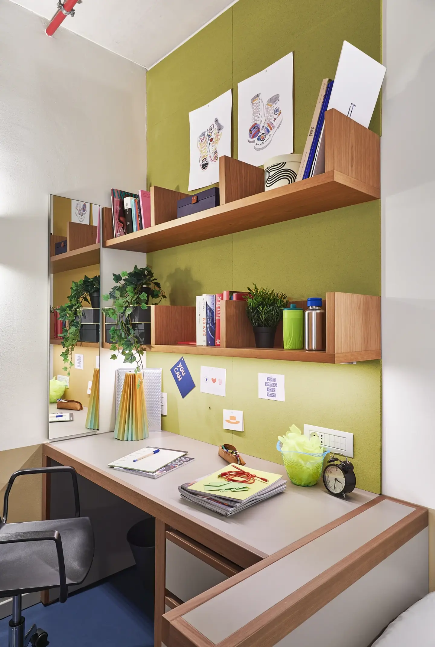 Studio Premium Desk Area 2