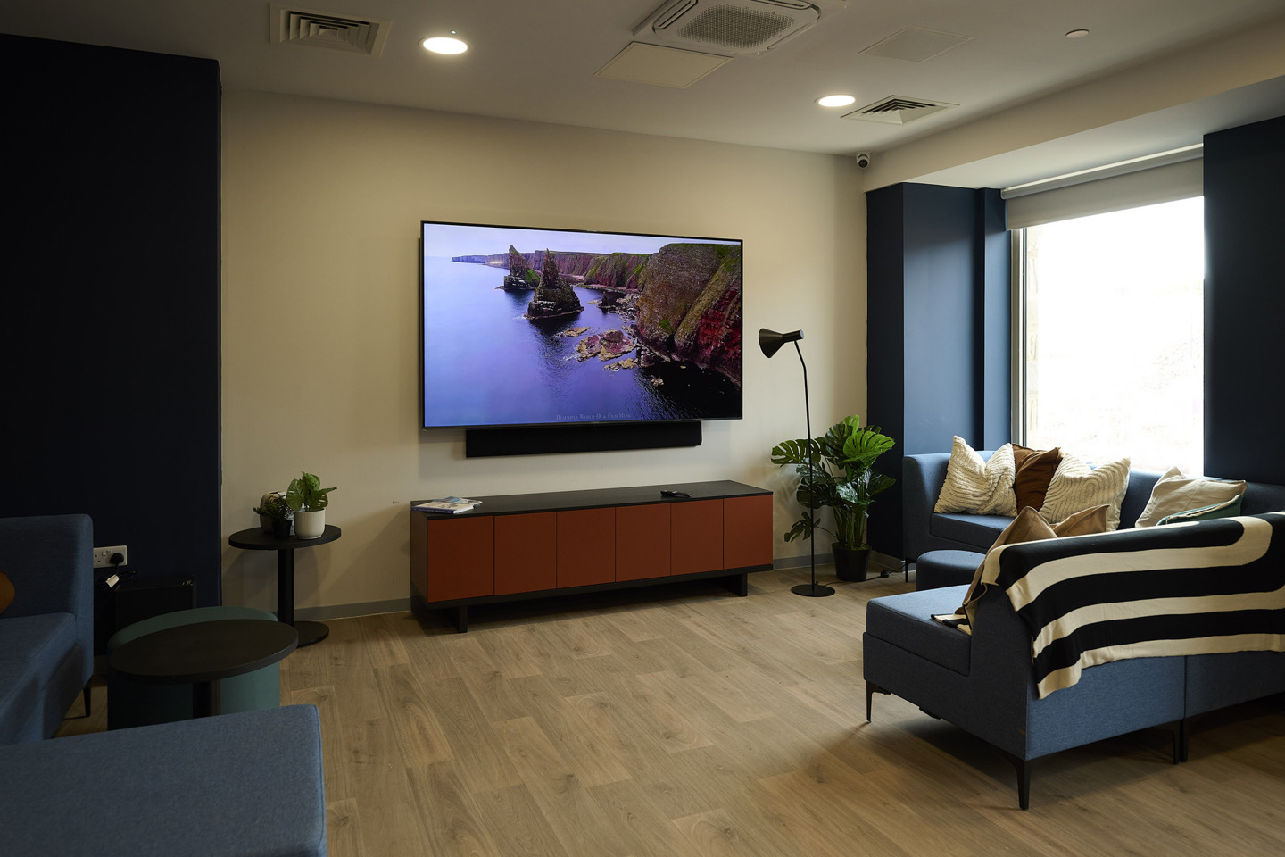 250904 APARTO BRISTOL 3207