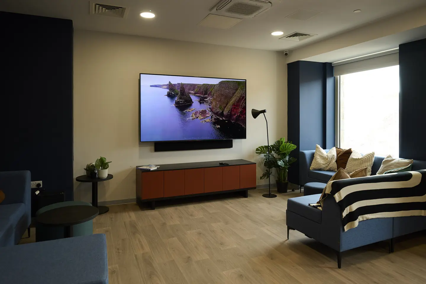 250904 APARTO BRISTOL 3207