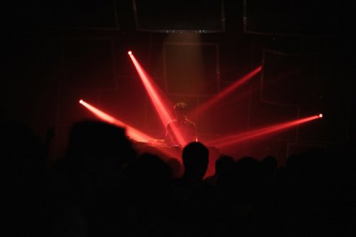 Un DJ intrattiene i ballerini al Rex Club di Parigi